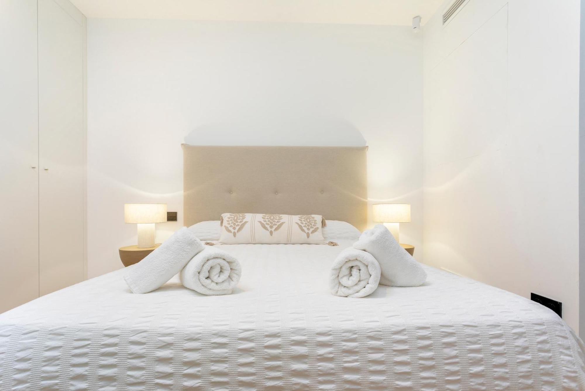 Malagueta Beach Front Luxury Apartment By Rent Me มาลากา ภายนอก รูปภาพ